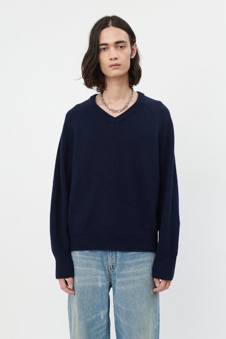 REVERSED V-NECK